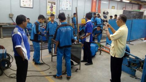 SMK Binaan FT UNY Berlatih SMAW di Jurusan Pend. Teknik Mesin