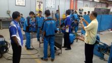 SMK Binaan FT UNY Berlatih SMAW di Jurusan Pend. Teknik Mesin